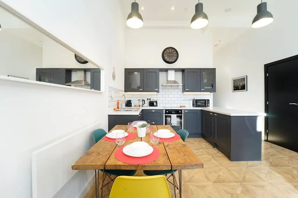 Spacious 2 Bedroom City Centre Apartment Leeds