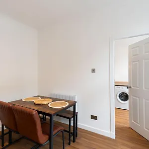 Bissets Bond , Dundee United Kingdom