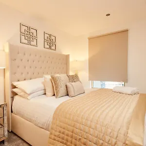 Deluxe Apt, Beautiful River View,free Parking No Balcony Leeds (West Yorkshire)